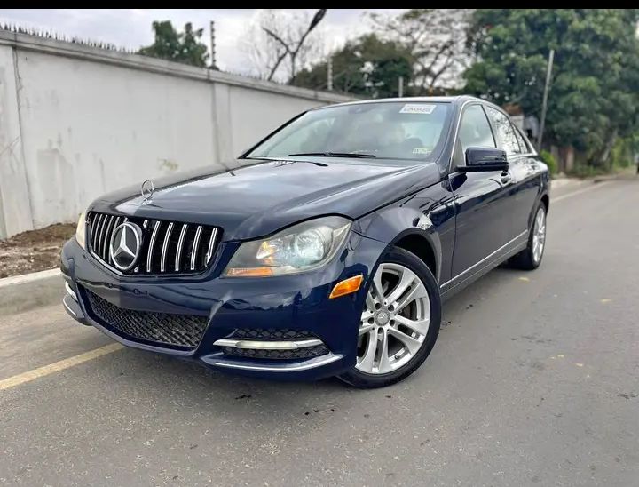 2013 Mercedes Benz C300 with clean interior and good working condition