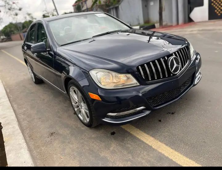 2013 Mercedes Benz C300 with clean interior and good working condition