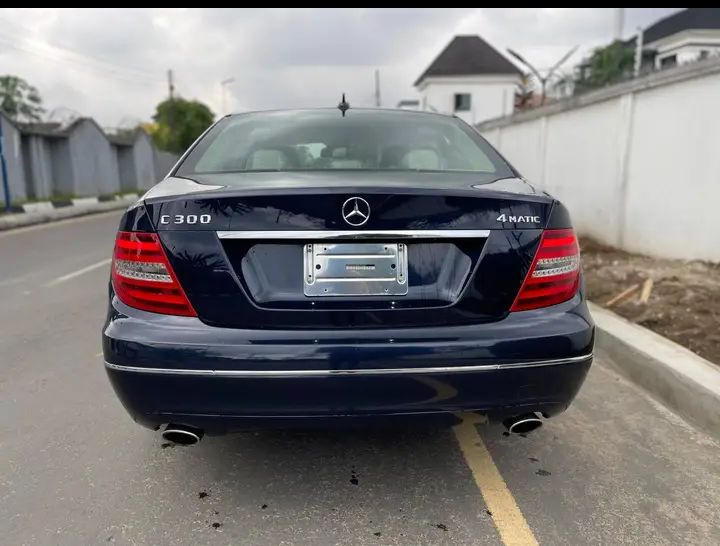 2013 Mercedes Benz C300 with clean interior and good working condition
